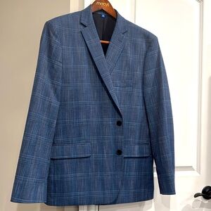 Apt 9. Dark blue with light blue pinpoints.  48R slim fit. Excellent condition.